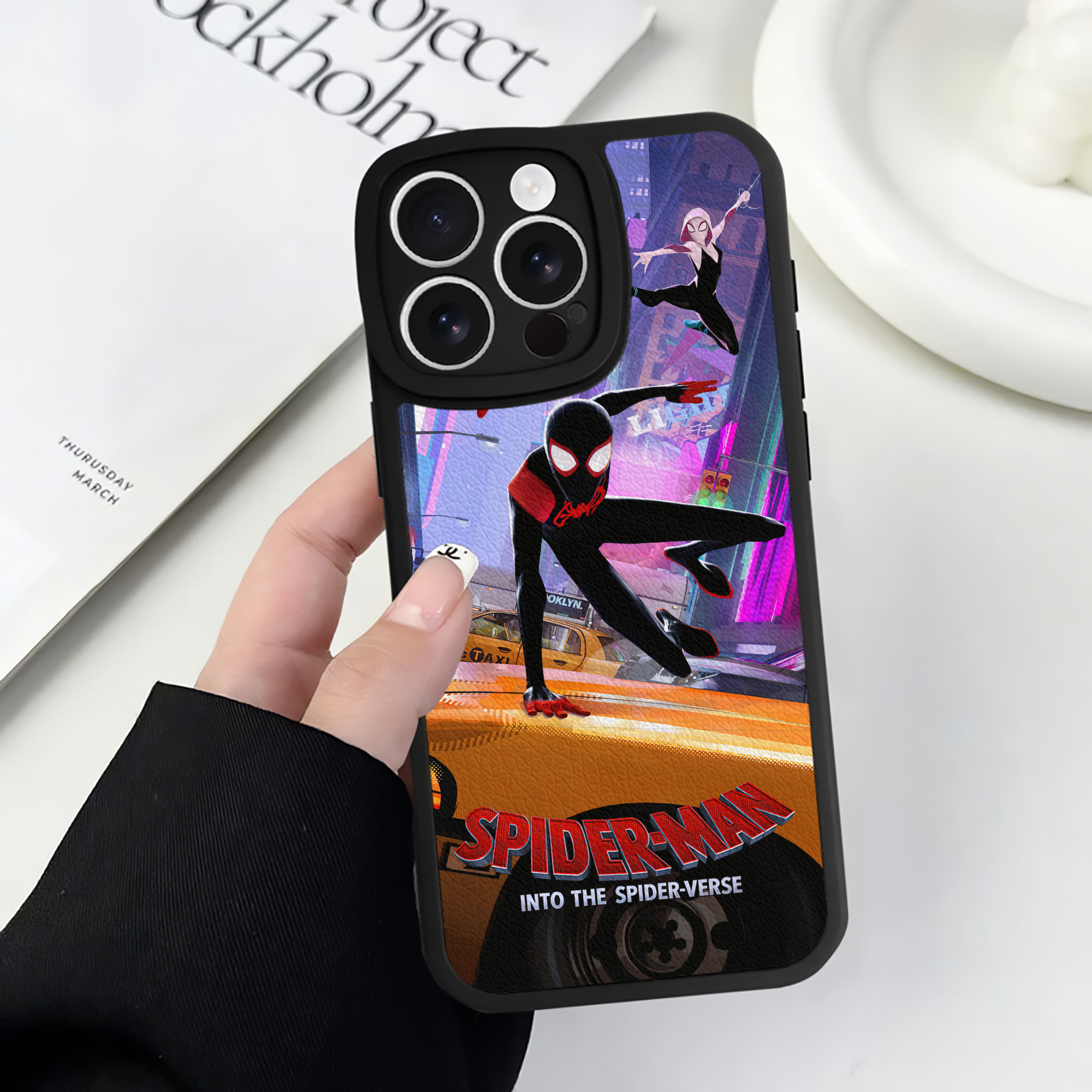Spider Man スパイダーマン 【iPhone 16シリーズ対応】シリコンスマホケース（レザー調） 材質：シリコン